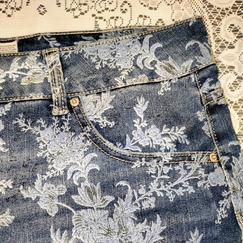 Floral Shorts - Picture 4 of 10